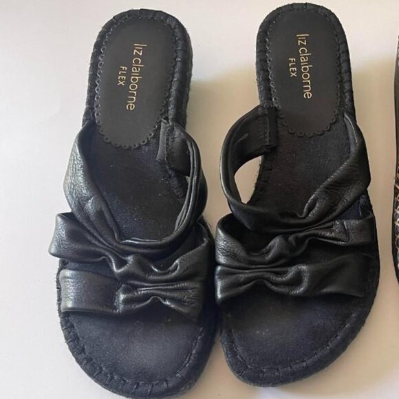 Brand New Pair of Liz Claiborne black leather sandals in size 6 - Picture 1 of 2